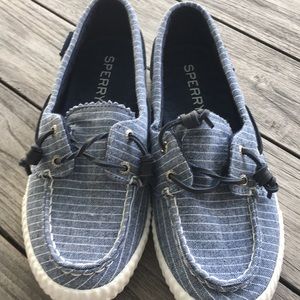 Size 8 NEW Sperry chambray striped boat shoes
